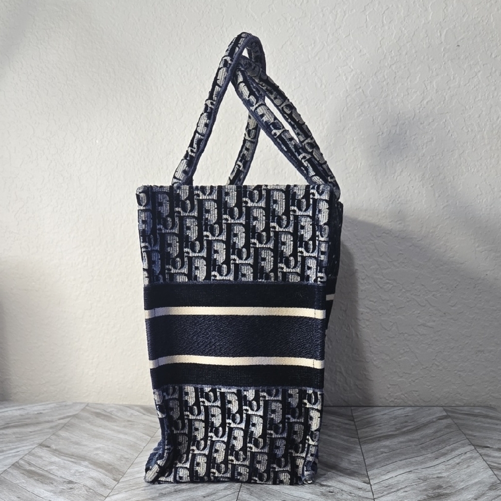 Christian Dior Blue and White Tote Bag - Picture 4 of 15